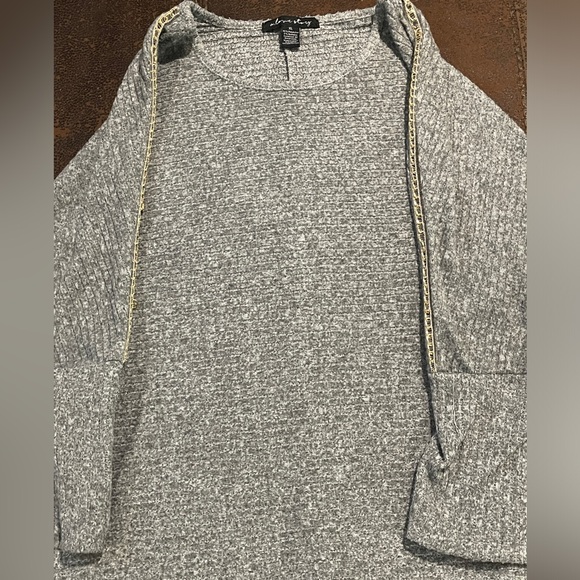 🩶A Love Story🩶 Women’s 3/4 Sleeve Sweater Size XL with Gold chain Detailing - Picture 4 of 7